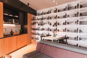 Kuchyň nebo kuchyňský kout v ubytování One Suite Hotel
