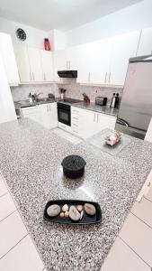A kitchen or kitchenette at Anthea Gardens - Cosy Condo
