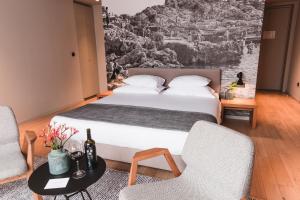 Postel nebo postele na pokoji v ubytování One Suite Hotel