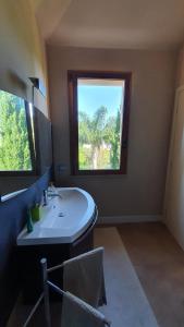 baño con lavabo y ventana grande en Villa Dammusello, en Marsala