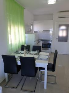Kuchyň nebo kuchyňský kout v ubytování Villa Tamarut