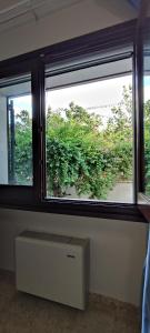 TaurisanoにあるDimora del Sole Salentoの窓2つと箱1つが備わる客室です。