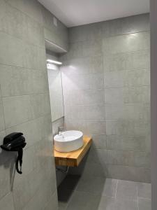 Ett badrum på Κimiro Hotel Tsilivi