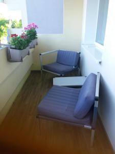 um quarto com uma cama, uma cadeira e uma janela em Apartament Góra Szybowcowa em Jelenia Góra