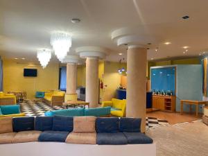 una sala de estar con sofás y sillas en un edificio en Hotel Silvi en Silvi Marina
