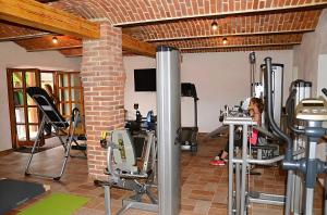 Posilňovňa alebo fitness centrum v ubytovaní Penzion Kovárna