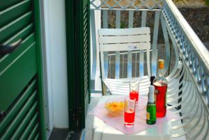 una mesa con 2 botellas y un bol de fruta en La Vispa Teresa en Isquia