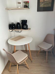考布的住宿－Ziel，一张桌子和两张椅子