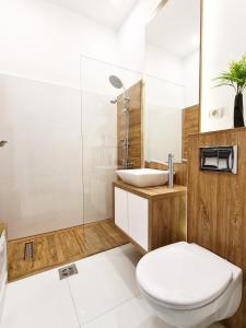 a bathroom with a toilet and a sink at Picky Apartment in Arad