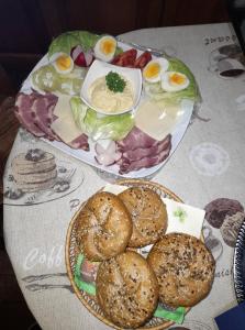 Jedlo v penzióne alebo blízkom okolí