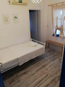 een slaapkamer met een bed en een houten vloer bij L'onda Oda Bodrum in Bodrum City