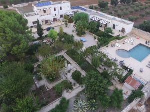 una vista aérea de un complejo con piscina en Masseria Giulio, en Francavilla Fontana