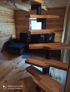 un soggiorno in una casetta minuscola con pareti in legno di Domki letniskowe a Jedlinsk
