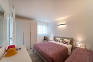 a small bedroom with a bed and a window at Zero5.Zero5 in Lignano Sabbiadoro