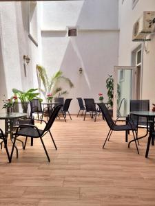 un gruppo di tavoli e sedie in una stanza di Vila Central a Constanţa