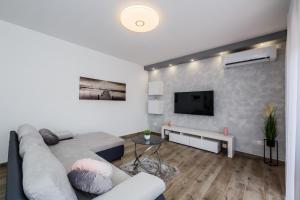 Televízia a/alebo spoločenská miestnosť v ubytovaní Luxury Apartment Maris
