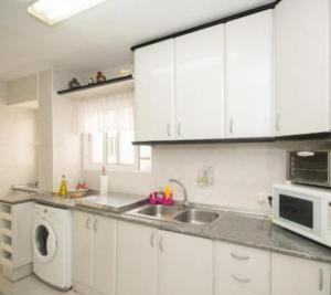 A kitchen or kitchenette at La duquesa