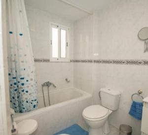 A bathroom at La duquesa