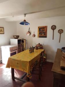 RoussonにあるGîte - Mas de Louiseのキッチン(テーブル、黄色のテーブルクロス付)