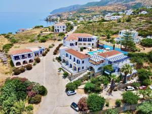 Una vista aérea de una casa grande en una colina. en Venardos Hotel, en Agia Pelagia - Citera