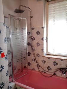 łazienka z prysznicem i czerwoną wanną w obiekcie Casa Vacanza! A 50m dal mare! w mieście Bordighera