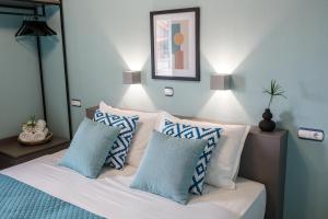 Postel nebo postele na pokoji v ubytování Joya Ofrynio Stylish Suites