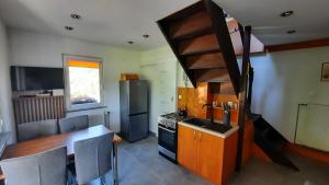 uma cozinha com um fogão e uma bancada em Domek Ewa em Giżycko