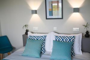 Postel nebo postele na pokoji v ubytování Joya Ofrynio Stylish Suites