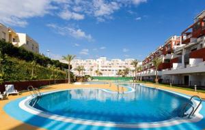 Bazén v ubytovaní Ático playa Vera, Costa Rey, jacuzzi y 3 piscinas, 2 terrazas 50m alebo v jeho blízkosti