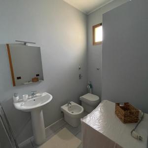 ein Bad mit einem Waschbecken und einem WC in der Unterkunft Zà Lisa in San Vito lo Capo