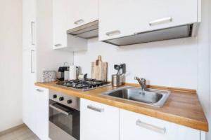 Kuchyňa alebo kuchynka v ubytovaní Delizioso appartamento all Isola by Easylife