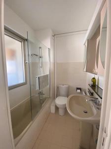 アンティーブにあるCap Soleilのバスルーム(トイレ、洗面台、シャワー付)