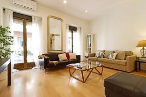 A seating area at Chueca Jacuzzi