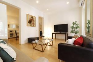 A television and/or entertainment centre at Chueca Jacuzzi