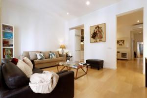 A seating area at Chueca Jacuzzi