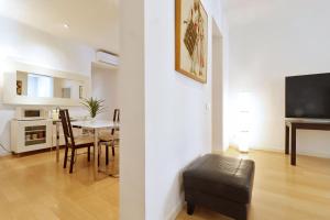 A kitchen or kitchenette at Chueca Jacuzzi