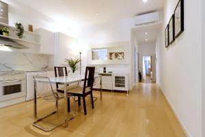 A kitchen or kitchenette at Chueca Jacuzzi