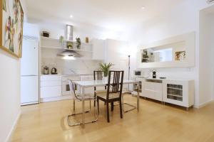 A kitchen or kitchenette at Chueca Jacuzzi