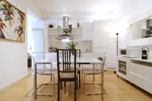 A kitchen or kitchenette at Chueca Jacuzzi