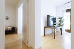 A television and/or entertainment centre at Chueca Jacuzzi