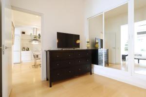 A television and/or entertainment centre at Chueca Jacuzzi
