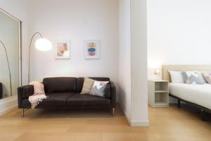 A bed or beds in a room at Chueca Jacuzzi