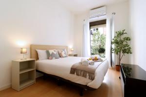 A bed or beds in a room at Chueca Jacuzzi