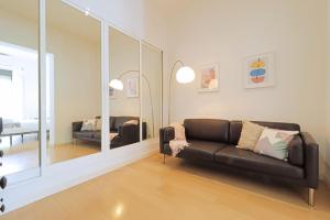A seating area at Chueca Jacuzzi
