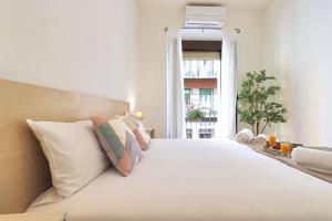 A bed or beds in a room at Chueca Jacuzzi