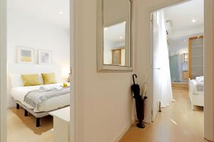 A bed or beds in a room at Chueca Jacuzzi