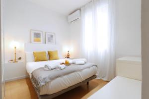 A bed or beds in a room at Chueca Jacuzzi