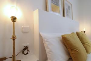 A bed or beds in a room at Chueca Jacuzzi