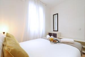A bed or beds in a room at Chueca Jacuzzi
