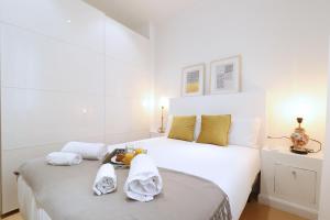 A bed or beds in a room at Chueca Jacuzzi